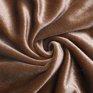 Détail de la texture en velours plissé marron café avec un éclat luxueux et un beau drapé