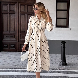 Robe midi vintage à pois avec manches longues et nœud papillon pour un style élégant