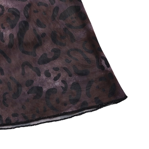 Vue détaillée du tissu en maille transparente à motif léopard avec coutures noires fines