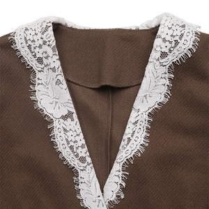 Dettaglio del colletto in pizzo bianco su giacca marrone con rifiniture in pizzo