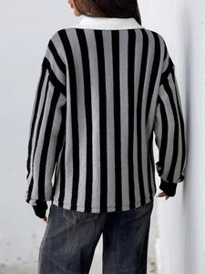 Vue arrière du pull en tricot à rayures verticales avec col à revers blanc contrasté