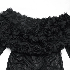 Detail eines schwarzen Mesh-Bodysuits mit schulterfreiem Design und 3D-Stoffrosen-Dekoration