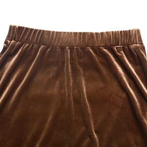 Vue détaillée de la taille élastique sur une jupe midi trapèze en velours marron