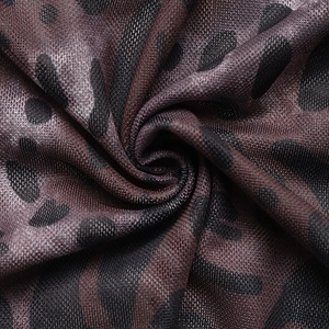 Détail de maille imprimé léopard montrant la texture douce et le motif drapé