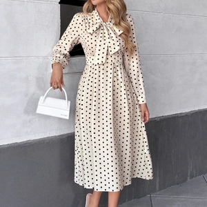 Robe mi-longue rétro à pois avec col à nœud papillon et manches longues à taille haute
