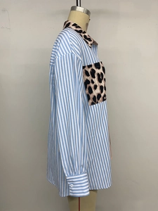 Dettaglio camicia a righe blu da donna con colletto e taschino in stampa leopardata