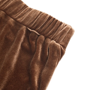 Détail macro de la jupe en velours marron avec taille élastique et poches latérales