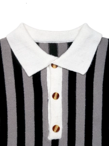 Détail du col polo contrasté et de la patte de boutonnage sur pull en maille rayé