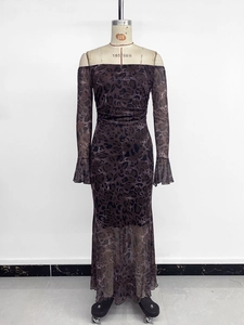 Détail du tissu en maille à imprimé léopard avec poignets évasés sur une robe longue