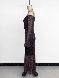 Vue latérale de la robe longue léopard montrant la texture en tulle et manches évasées