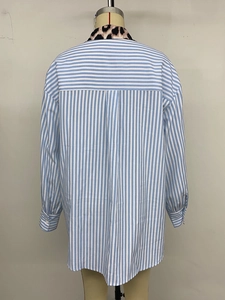 Dettaglio camicia a righe blu con colletto leopardato e piega posteriore sulla schiena