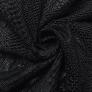 Detailaufnahme von schwarzem Netzstoff mit feiner Textur und atmungsaktivem Mesh-Material