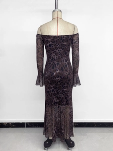 Détail du tissu en maille transparente à motif léopard et de l'encolure bustier