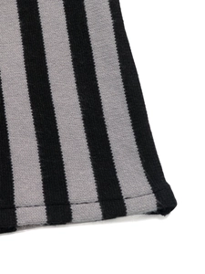 Détail montrant la texture en maille côtelée et l'ourlet renforcé du pull rayé