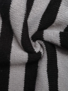 Vue macro d'un tricot rayé noir et gris de haute qualité avec une texture douce et épaisse