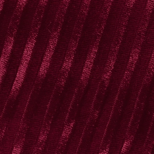 Gros plan sur le velours côtelé bordeaux haut de gamme avec texture verticale et fini doux