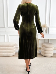 Vue arrière d'une robe élégante en velours vert olive avec coupe ajustée et zip discret