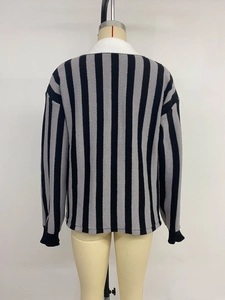 Vue arrière du pull en maille à rayures verticales avec col polo blanc contrastant
