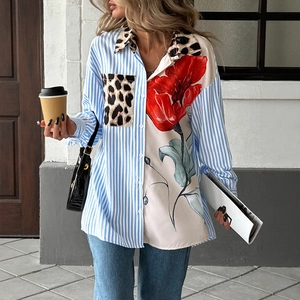 Camicia chic da donna con strisce blu, stampa floreale e taschino con motivo leopardato