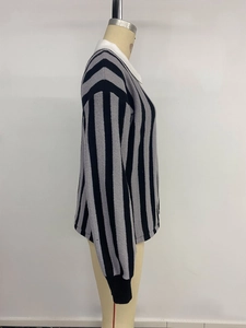 Détail d'un pull en maille à rayures verticales gris et noir avec col polo blanc contrasté