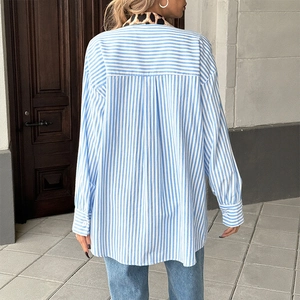 Camicia a righe blu da donna con colletto leopardato e piega sulla schiena casual
