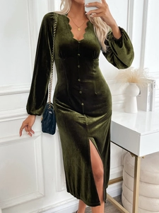 Détail de l'encolure en V festonnée et des boutons sur robe midi en velours vert