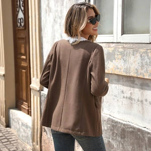 Blazer casual da donna marrone con colletto in pizzo bianco e dettagli di cuciture