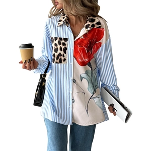 Camicia patchwork da donna con strisce blu, motivi floreali e dettagli leopardati