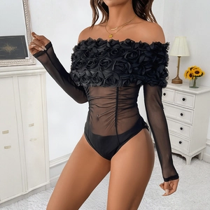 Schwarzer Off-Shoulder Mesh Body mit 3D Rosen und transparenten langen Ärmeln