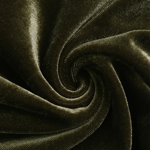 Gros plan détaillé sur un tissu en velours vert olive avec un lustre doux et drapé élégant