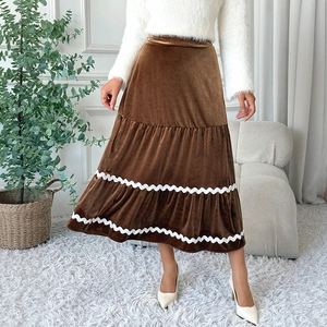 Jupe midi élégante en velours marron avec design à volants et bordure en dentelle blanche