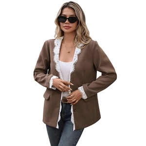 Blazer marrone da donna con finiture in pizzo floreale bianco su revers e polsini eleganti