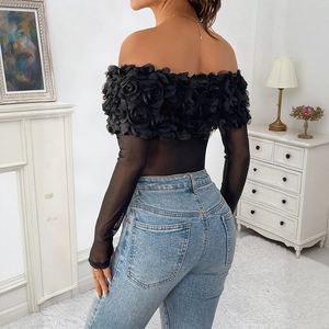 Eleganter schwarzer Off-Shoulder Body aus Mesh mit 3D-Blumenrüschen und langen Ärmeln
