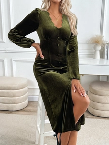 Détails de l'élégante robe midi en velours vert foncé avec col festonné et boutons