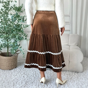 Jupe midi trapèze en velours marron avec bordure en dentelle blanche et plissée