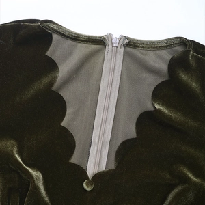 Détail de l'encolure festonnée et fermeture éclair invisible sur robe en velours