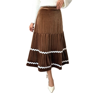 Jupe midi élégante en velours marron avec bordure en dentelle blanche et volant multicouche