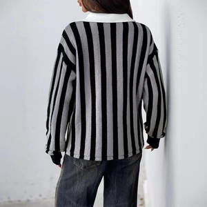 Vue arrière d'un pull rayé rétro surdimensionné avec col polo et rayures verticales