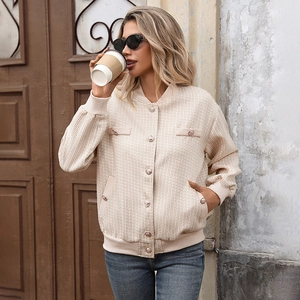 Veste baseball en tweed beige pour femme avec boutons métalliques et poignets côtelés