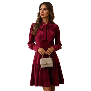 Robe élégante en velours bordeaux avec encolure à nœud et ourlet à volants superposés