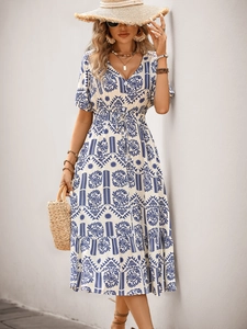 Détail de la robe d'été à imprimé floral bleu avec col en V et boutons décoratifs