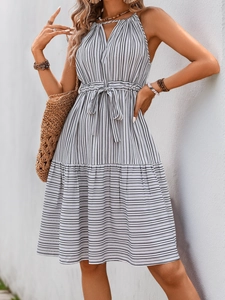 Détail de la robe licou rayée avec jupe à plusieurs niveaux et lien à la taille