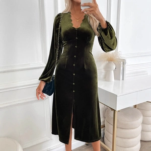 Robe midi élégante en velours vert olive à manches longues et col en V festonné