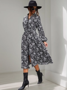 Détail d'une robe chemise à fleurs avec col montant, patte de boutonnage et manches longues