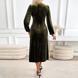 Robe élégante en velours vert émeraude à manches longues avec coupe cintrée et midi