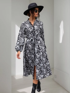 Détail de la robe fleurie noire et blanche avec dentelle et cordon à la taille
