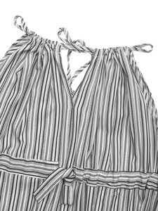 Vue détaillée d'une robe rayée avec attache licou et ceinture à nœud assortie au milieu