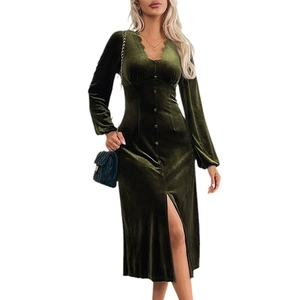 Robe midi élégante en velours vert foncé avec col en V festonné et boutons décoratifs