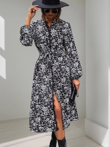Détail d'une robe fleurie avec bordure en dentelle, manches lanternes et ceinture à nouer