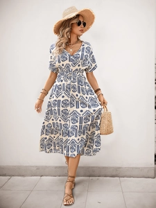 Détail d'une robe d'été bohème avec imprimé ethnique bleu et cordon de serrage